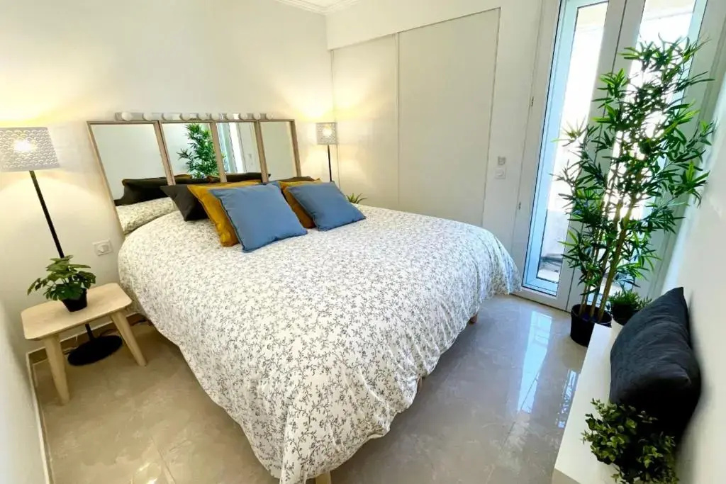 Magnificent 82m With Terrace And In Front Of Sea