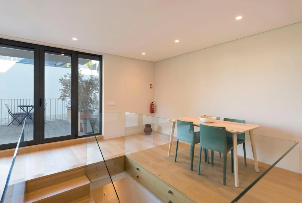 LovelyStay - Primrose 2BR Flat with Free Parking, AC and Balcony