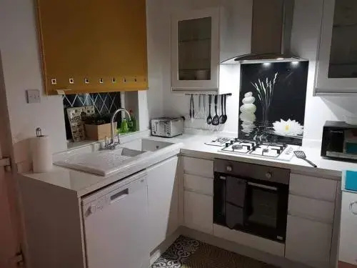 Corner House, Sleeps 8 in 4 Bedrooms, near train station, Great Value!