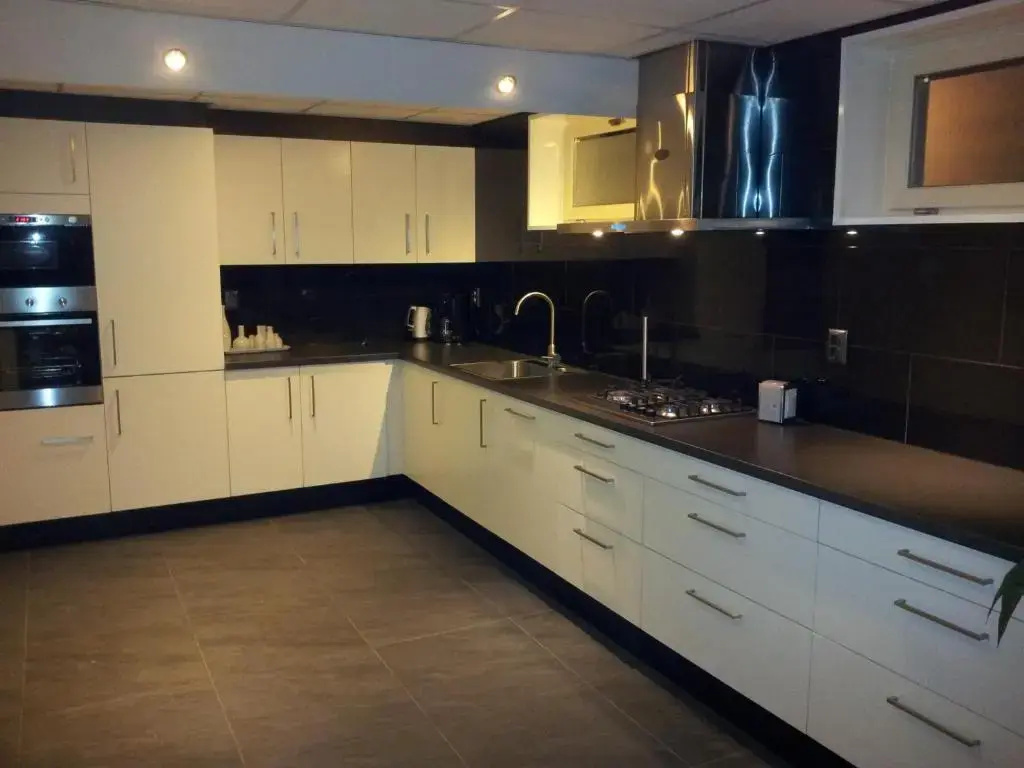 Bed & Kitchen Den Oever