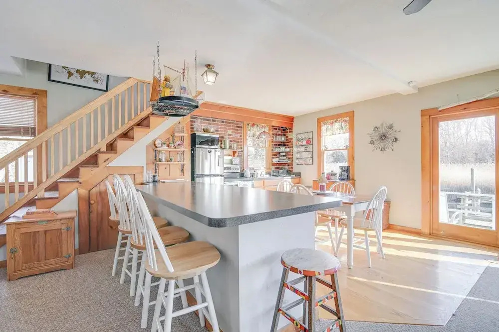 Riverfront Kingston Cottage w/ Deck, 2 Mi to Beach