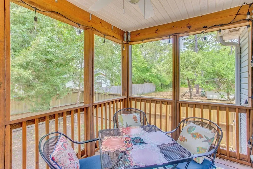 Beachy Oak Island Family Home - 1 Mi to Ocean!