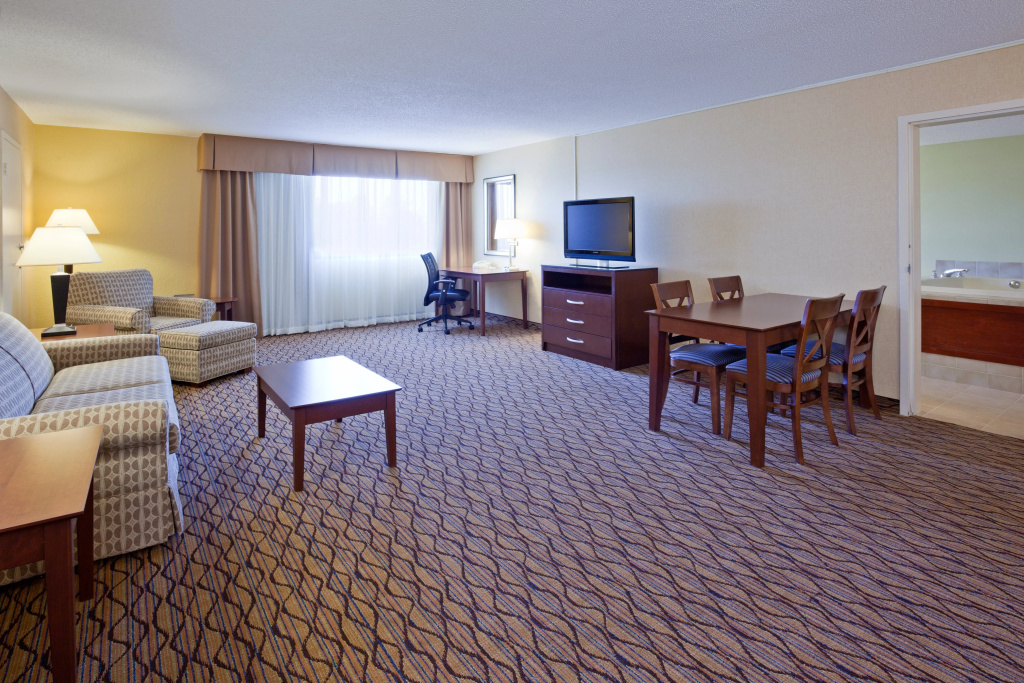 Holiday Inn Bloomington Airport South Mall Area by IHG