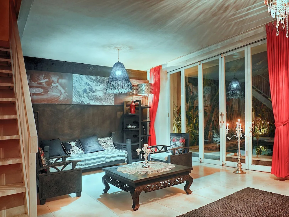 Black & White Villa