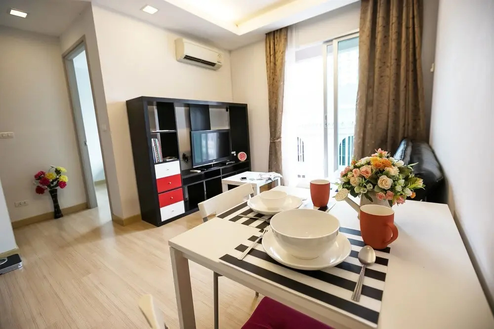 Cozy Thonglor by Pat