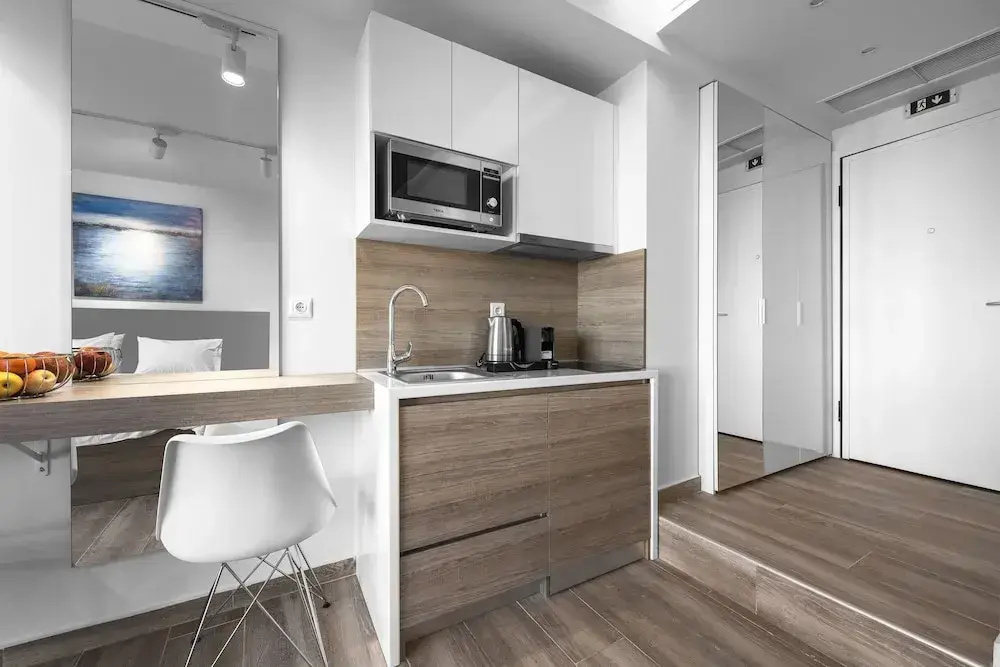 Avenue, Nilie Hospitality MGMT