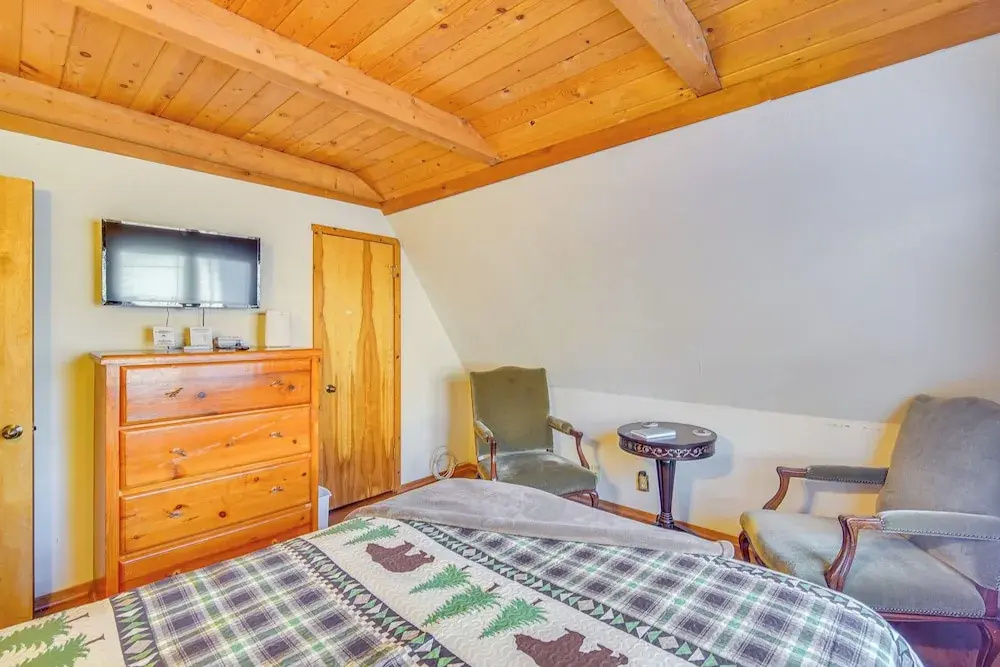 Crestline Area Vacation Rental Cabin w/ Decks!