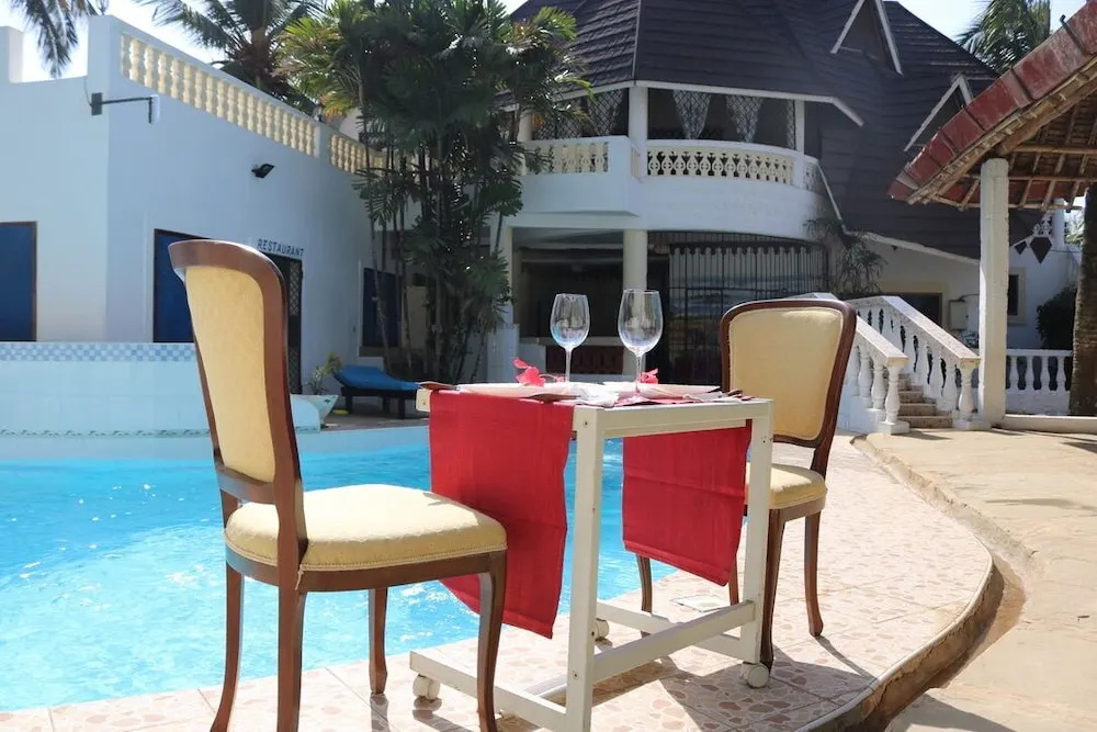 4 Bed Villa - Sleeps 8 - Pool - Garden - Parking
