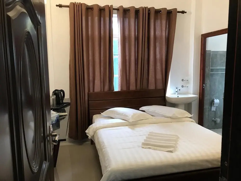 OYO 575 White Rose Residence