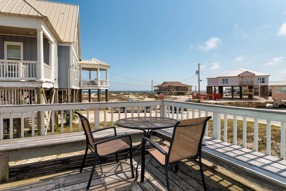 Seafari - Pet Friendly! Quiet Area Mere Feet To The Beach - Beach Side - No Busy Street To Cross! 2 Bedroom Home by RedAwning