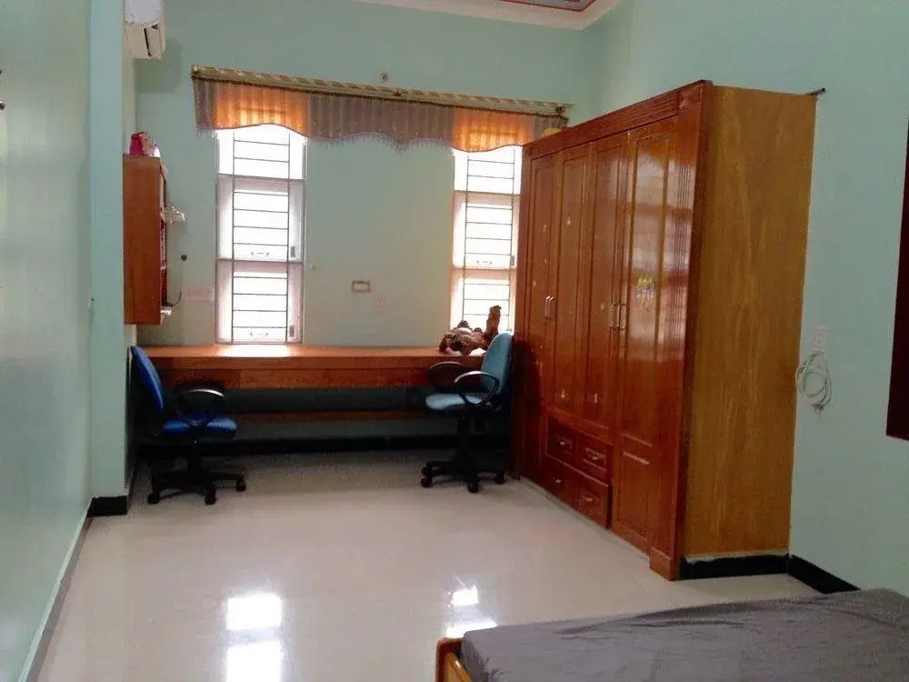 10pm Hostel