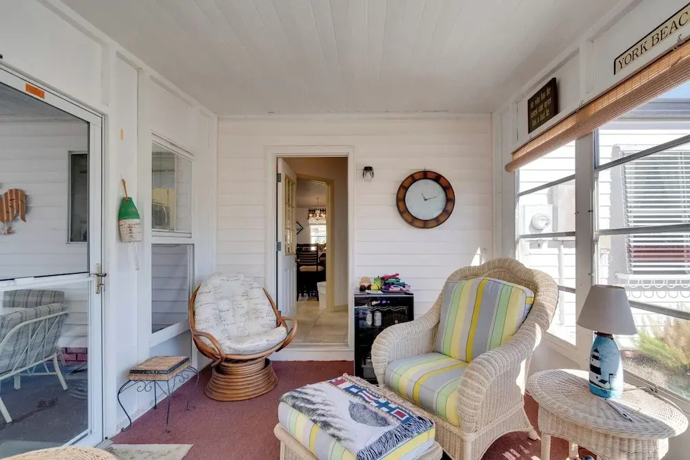Lady Lake House with Lanai and Community Pool!