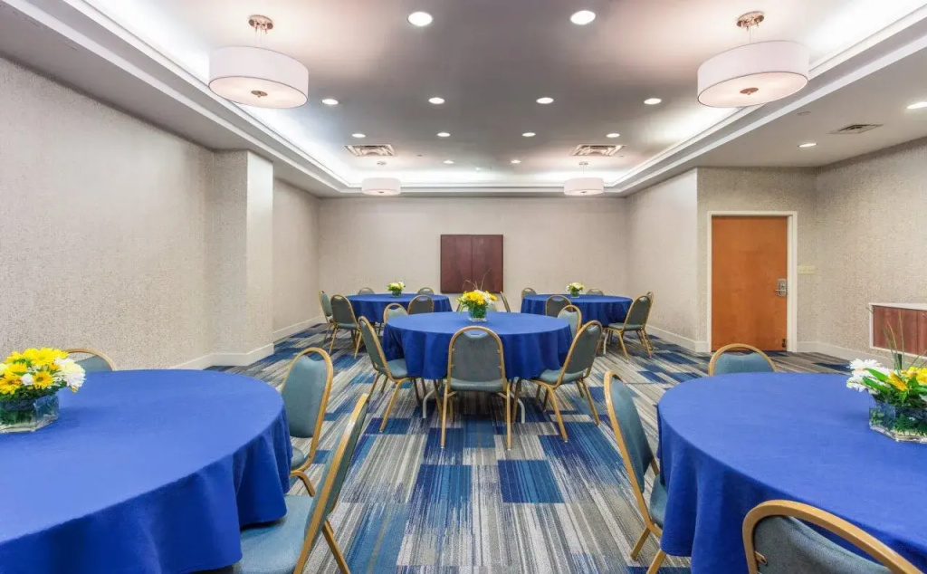 Holiday Inn Express Hauppauge-Long Island by IHG