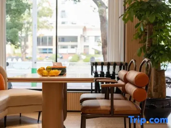 Jinju Hotel (Liansheng Happy City Railway Station)