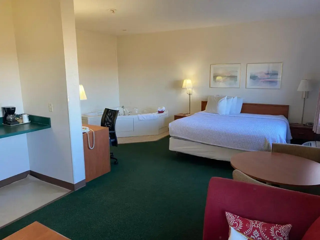 Super 8 Motel Carlyle