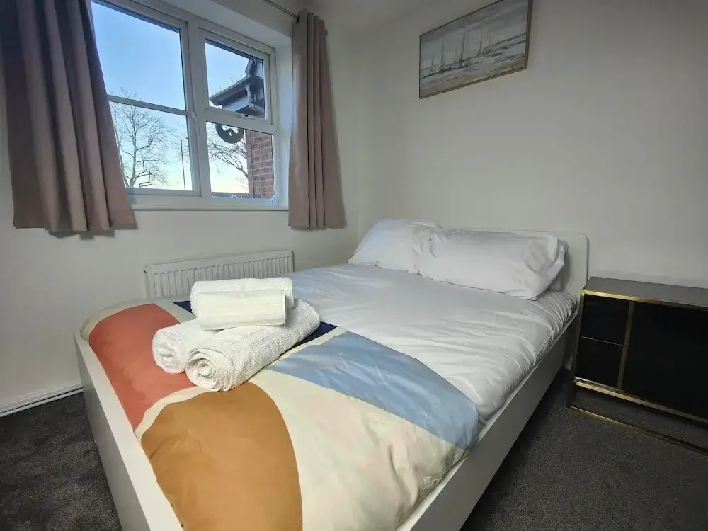 3 Bed House - Sleeps 7 - Garden - Parking - Wifi