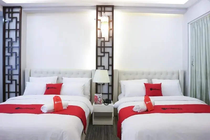 RedDoorz Premium @ Nguyen Thai Son Street