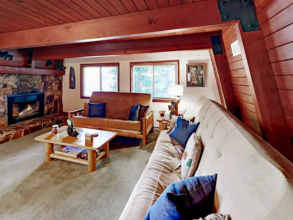 1027 Pine Mountain Drive Home 3 Bedrooms 2.5 Bathrooms Home