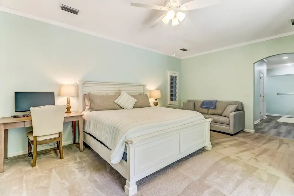 Dog Friendly Home Includes Beach Access and Bike Free to Use during Stay by RedAwning