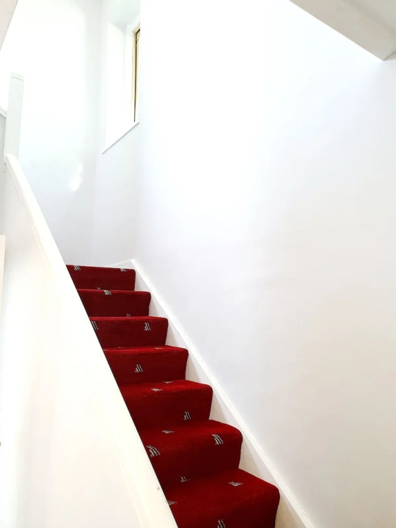 Bright Airy Home With Free Parking