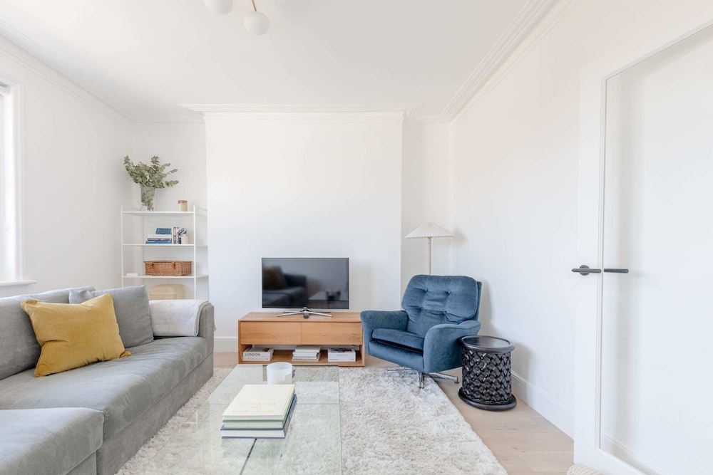 Sleek Scandi-inspired 2BD Flat, Fulham