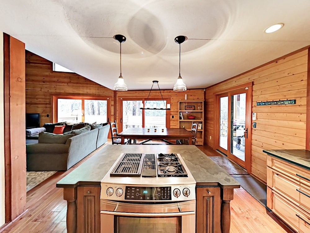 Herringbone Cabin 3 Bedrooms 2 Bathrooms Cabin