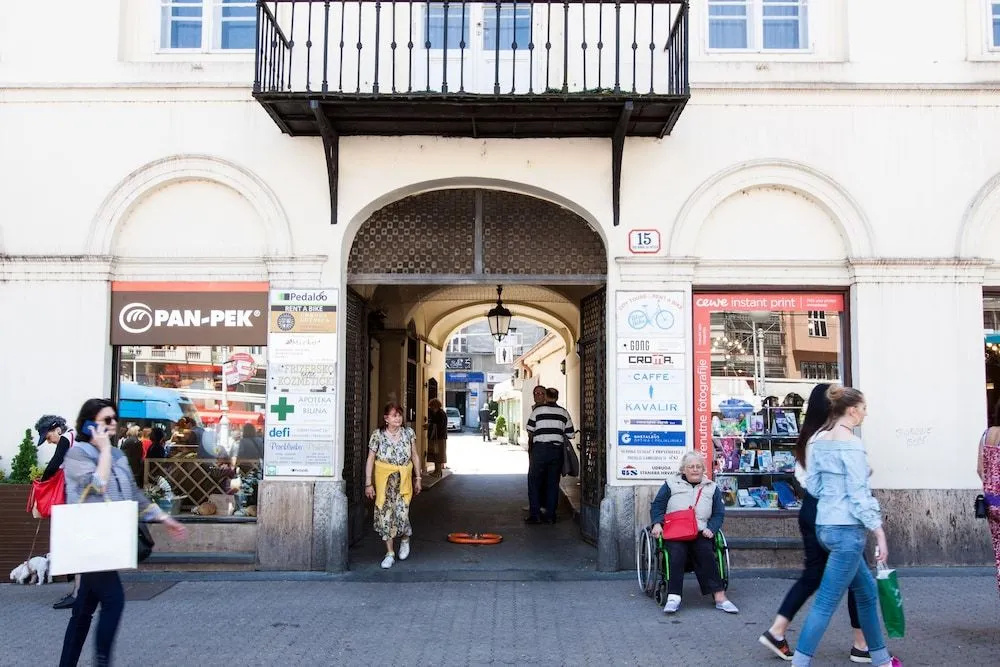 Karlo Main Square Apartments