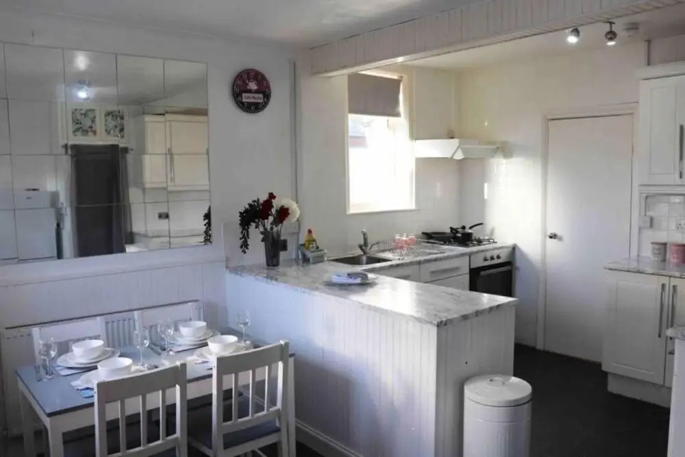 Cheerful 2 bedroom residential home - Free parking