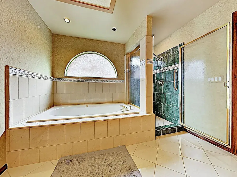 Custom W/ Hot Tub & Garage 4 Bedroom Home