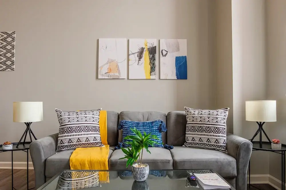 Downtown 1 & 2 BR Apt with Kitchen by Frontdesk