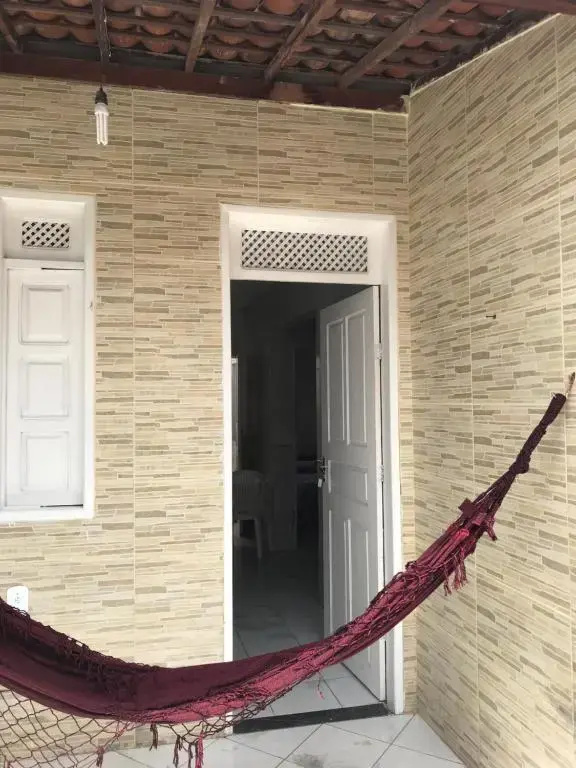 Casa em residencial, mobiliada para temporada.