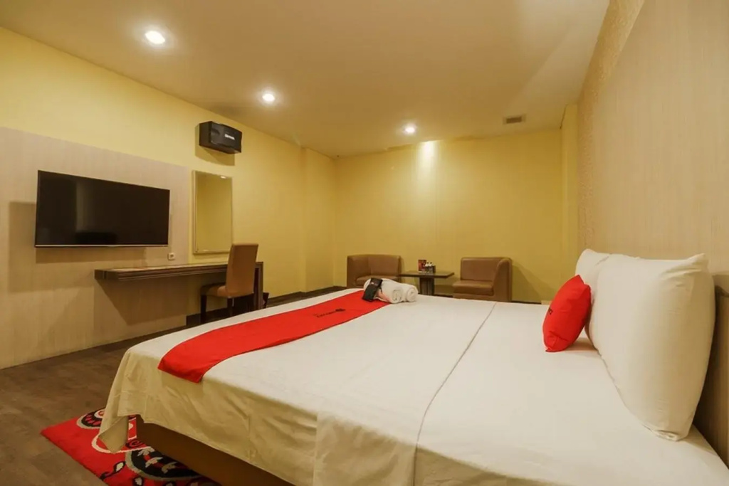 RedDoorz Plus near Dunia Fantasi Ancol
