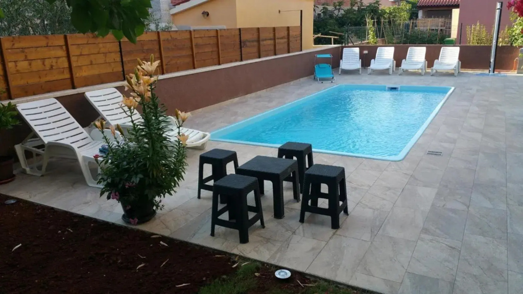 Family friendly apartments with a swimming pool Pula - 7610