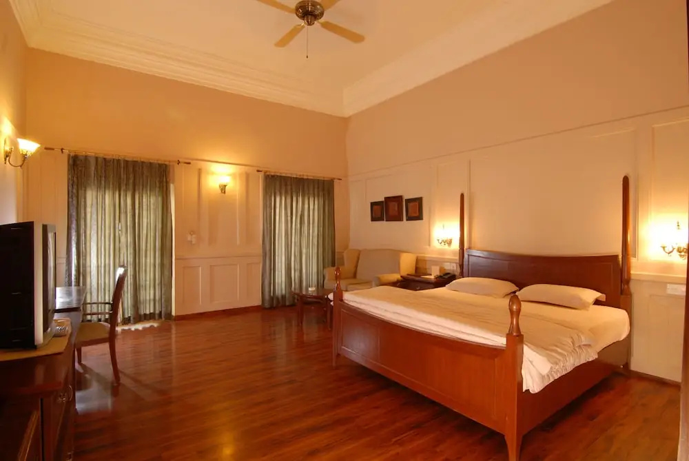 Chanakya Bnr Hotel