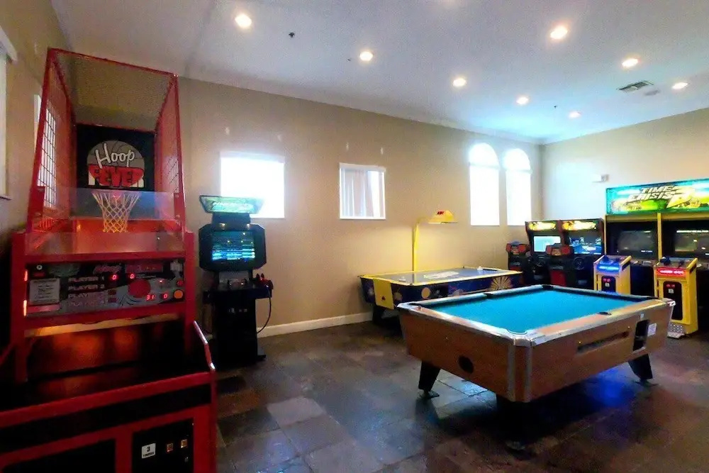 Fresh Decor With Hardwood Floors Huge Private Pool Area CDC Standards 4tv121
