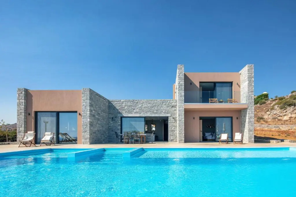 Seafront elegant villa, with infinity pool & devine views!