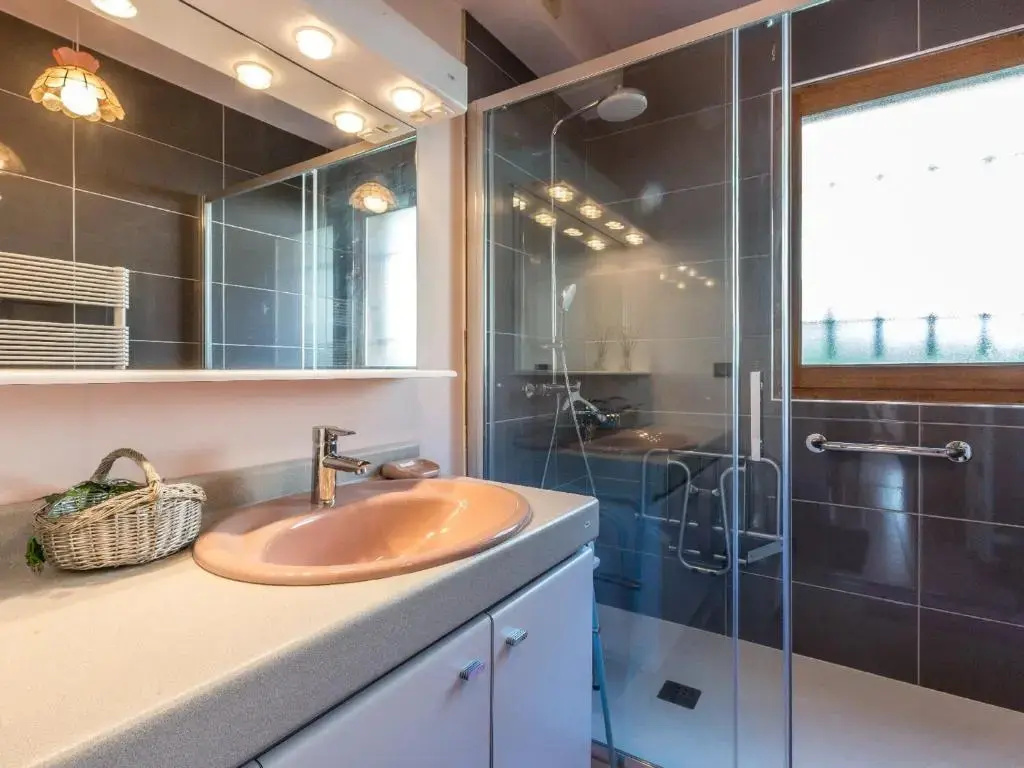 Chalet 4 ch, proche pistes, idéal familles/amis, WIFI - FR-1-437-56