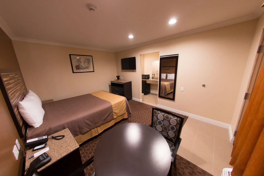 Diamond Bell Inn & Suites