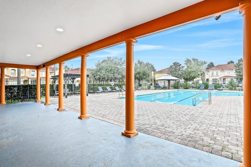2-story Snowbird-friendly Townhouse Near Disney With Patio, Streaming, W/d, AC