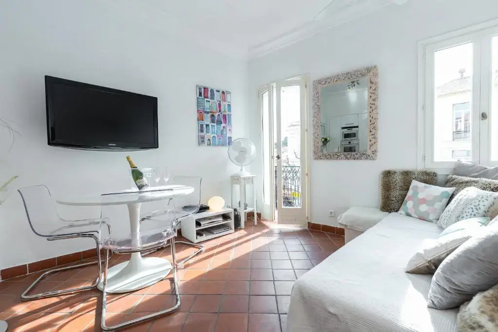 A Lovely Split Level Townhouse in the Heart of Cannes Next to the Marche Forville and the Palais - 1749