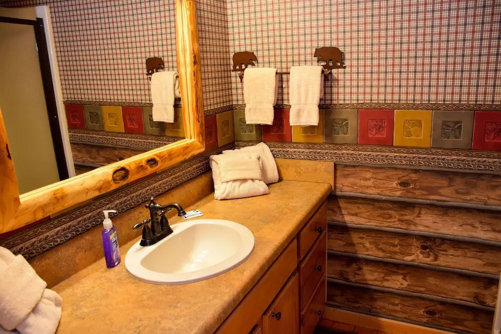 TIPPITY TOP - 2 Br Cabin