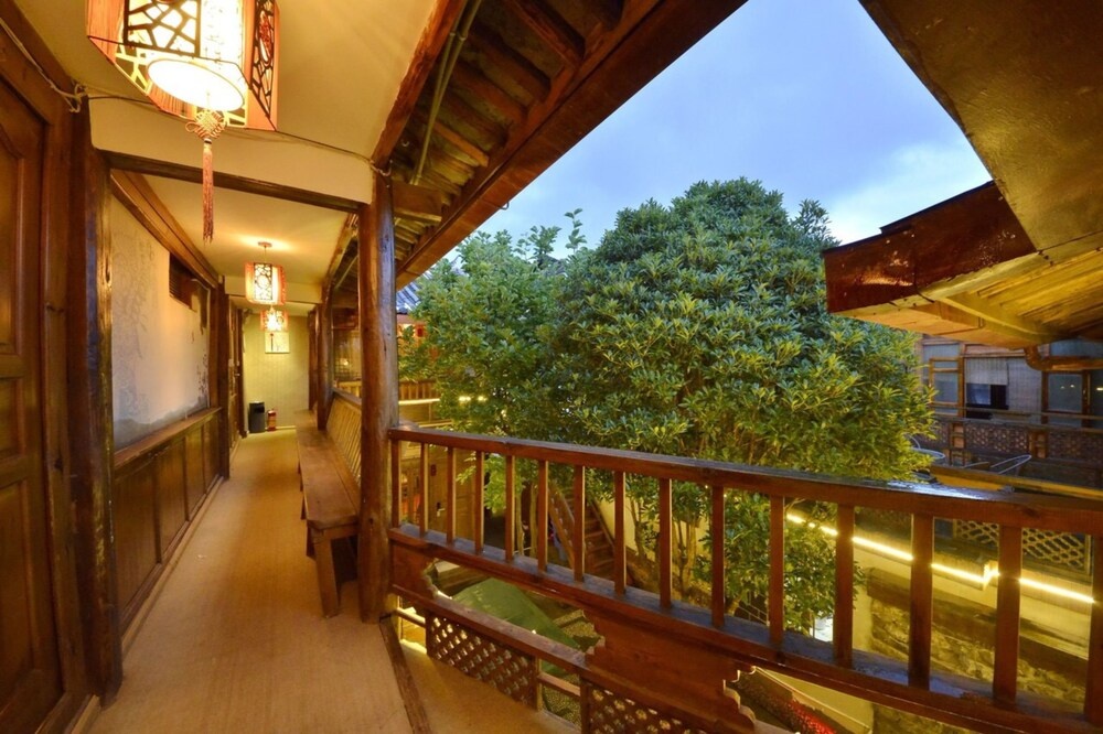Huaqian Yuexia Inn Lijiang