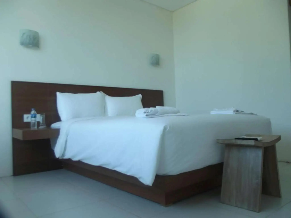 L Bajo Hotel