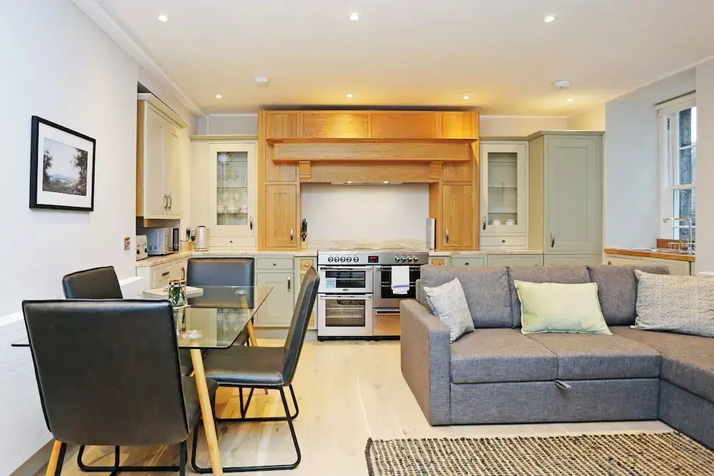 JOIVY Newly Refurbished Apartment on the Historic Royal Mile