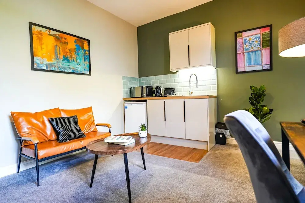 The Invicta Studios - Spacious Studios - City Centre Location - Contractor Friendly - Free WiFi - Smart TV - Desk Space - Well Designed - Communal Garden