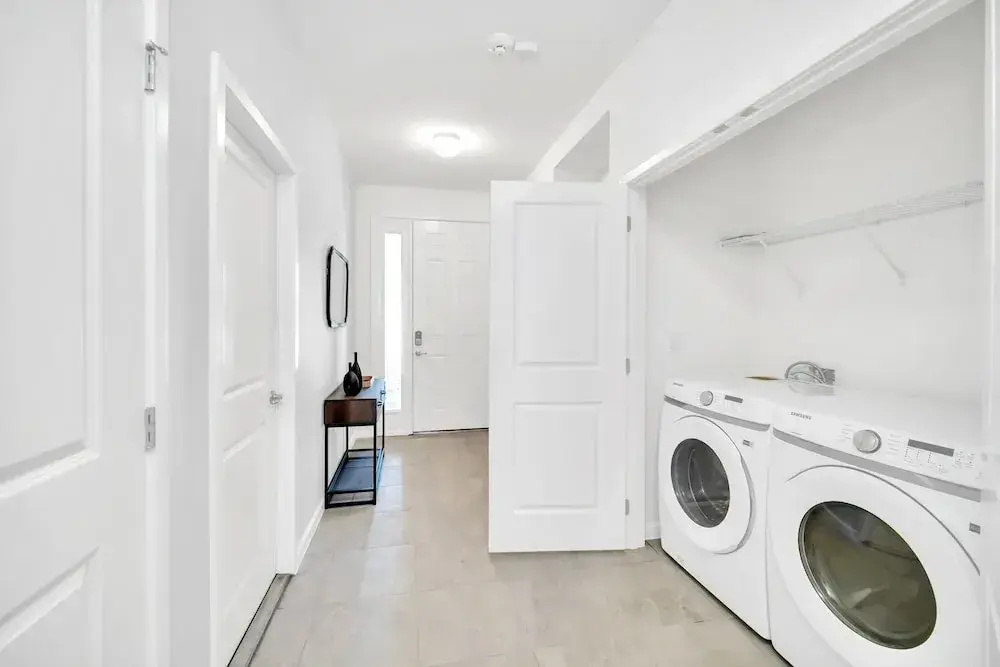 Upstay - Modern Pool Home w Games - Sleeps 18