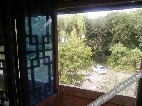 Huanglong  Inn