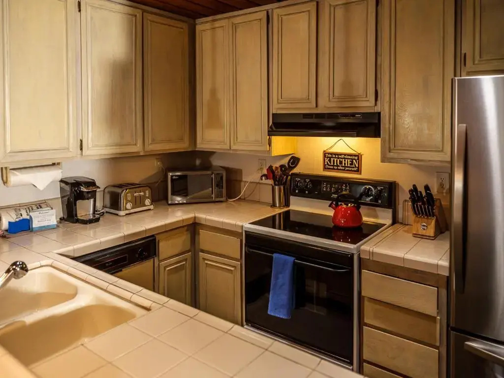 COZY Condo at Canyon Lodge! Sleeps 8, a walk to Canyon Lodge