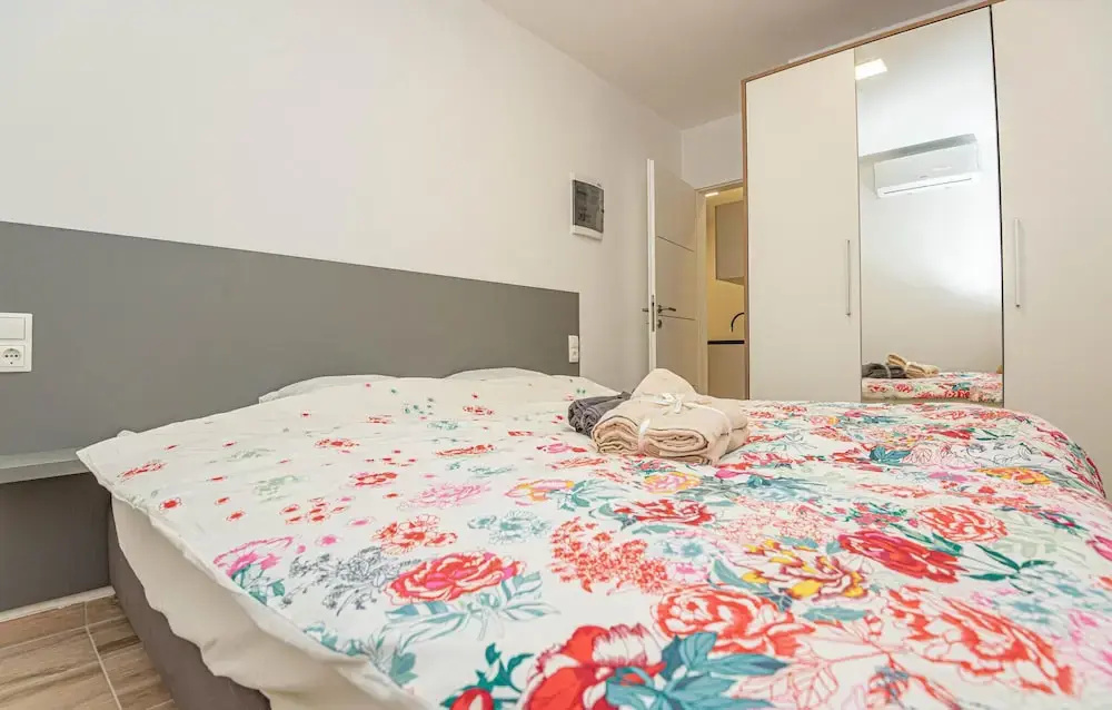 Stunning Apartment in Brodarica With Wifi and 1 Bedrooms