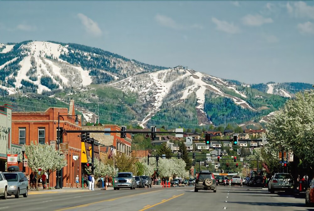 Stunning Condo Across from the Slopes by RedAwning